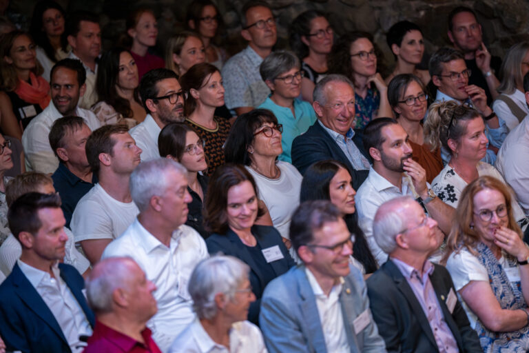 Schlossfestspiele Hagenwil 2024: die Zuschauer vor der Bühne.