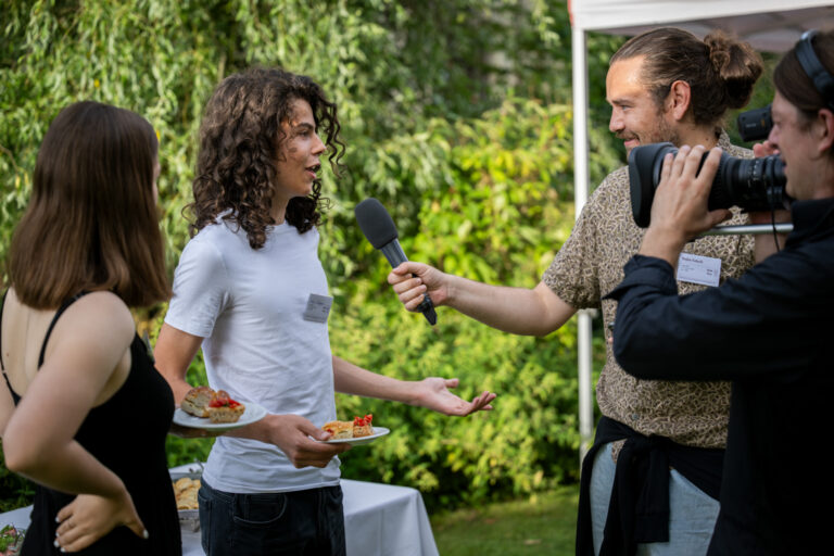 Schlossfestspiele Hagenwil 2024: Apéro und Ansprachen kurz vor der Première von „Der Tag, an dem der Pabst gekidnappt wurde“.