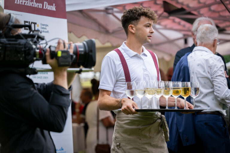 Schlossfestspiele Hagenwil 2024: Apéro und Ansprachen kurz vor der Première von „Der Tag, an dem der Pabst gekidnappt wurde“.